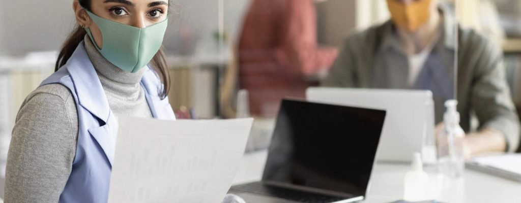 co-workers-wearing-face-mask-office